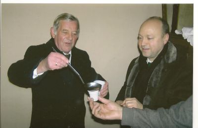 ...och vid brasan kunde man dricka varm rakija. Här de båda tjeckerna V. Mizera och J. Bodnar.